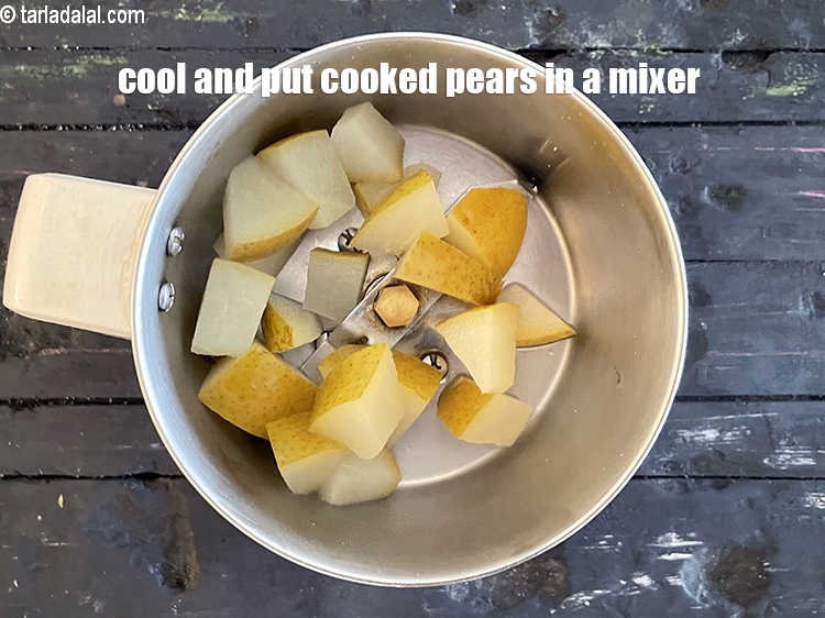 स्टेप 10 – कटे हुए और पके हुए नाशपाती को मिक्सर में डालें।