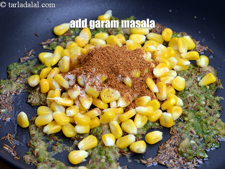 स्टेप 12 – १ टी-स्पून&nbsp;<a href=""https://www.tarladalal.com/glossary-garam-masala-hindi-296i"">गरम मसाला</a>&nbsp;डालें।