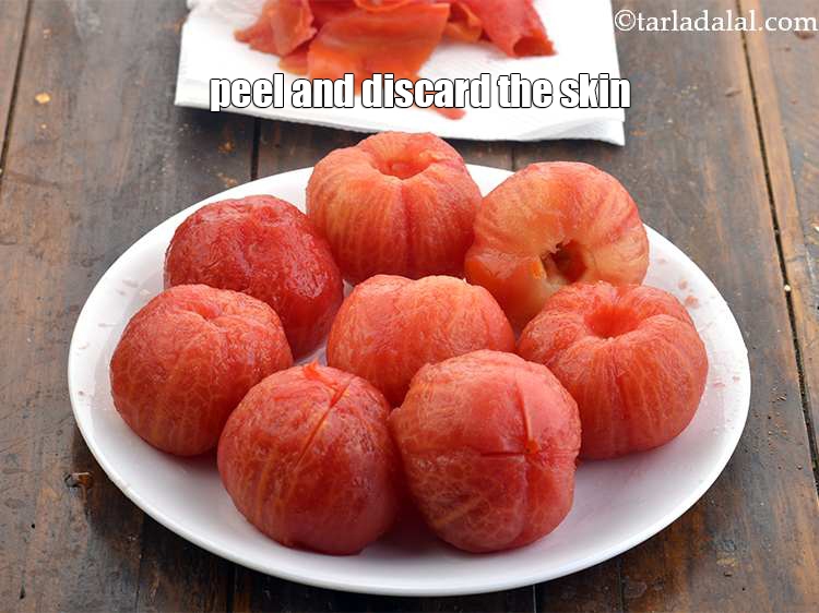 स्टेप 12 – टमाटर के ठंडे होने पर छीलकर उसका छिलका उतार लें। …