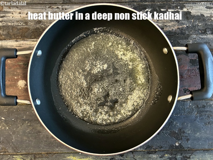 स्टेप 18 – एक गहरी नॉन-स्टिक कढ़ाई में २ टेबल-स्पून&nbsp;<a href=""https://www.tarladalal.com/glossary-butter-makhan-hindi-233i"">मक्खन</a> गरम करें।