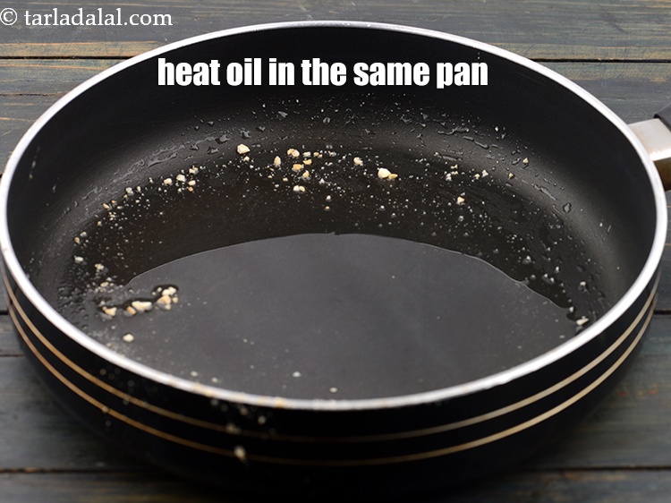 स्टेप 11 – उसी नॉन-स्टिक पैन में १&nbsp;टेबल-स्पून&nbsp;<a href=""https://www.tarladalal.com/glossary-oil-hindi-671i"">तेल</a> गरम करें।