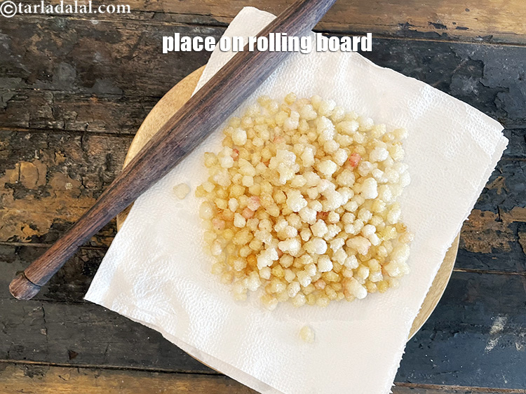 स्टेप 54 – गोंद को रोलिंग बोर्ड पर रखें।