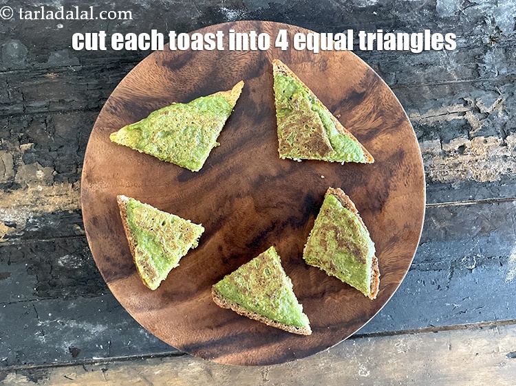 स्टेप 27 – प्रत्येक टोस्ट को 4 बराबर त्रिकोणों में काटें।