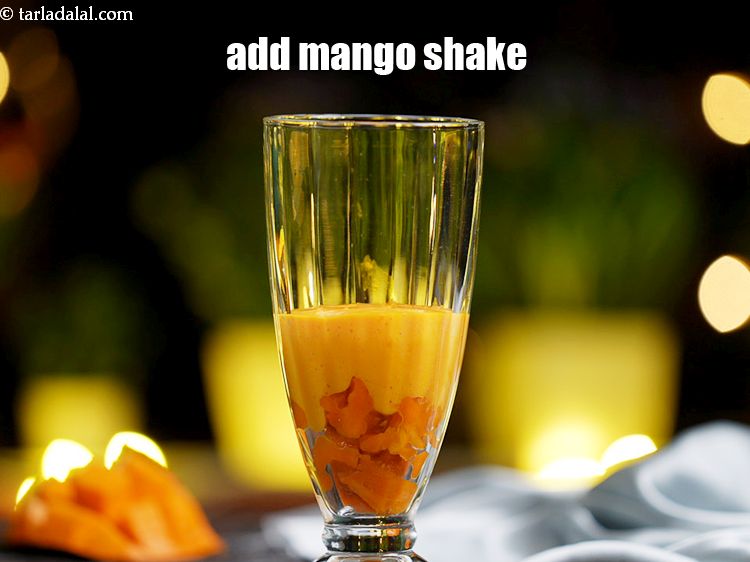 स्टेप 10 – इसमें &frac14; कप मैंगो शेक डालें।