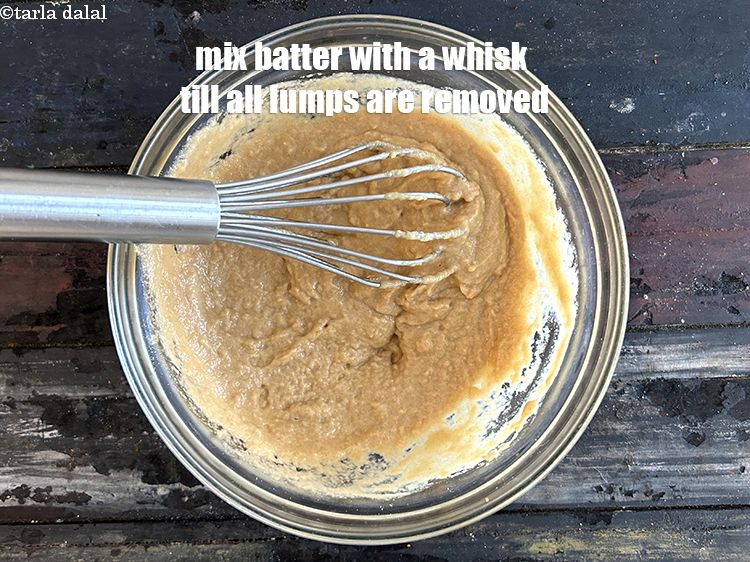 स्टेप 10 – बैटर को चमचे से अच्छी तरह मिला लें ताकि कोई …