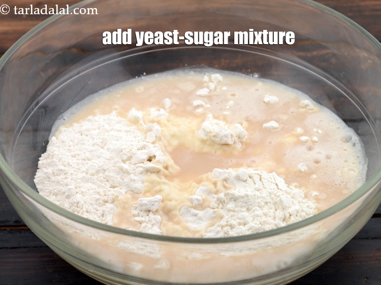 स्टेप 10 – २ टेबल-स्पून&nbsp;ताजा&nbsp;<a href=""https://www.tarladalal.com/glossary-curd-dahi-yogurt-yoghurt-hindi-383i"">दही</a>&nbsp;डालें।&nbsp;