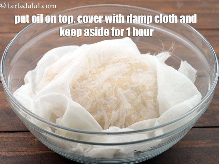 स्टेप 11 – १ टी-स्पून&nbsp;<a href=""https://www.tarladalal.com/glossary-oil-hindi-671i"">तेल</a>&nbsp;डालें, गीले मलमल के कपड़े से ढककर 1 …