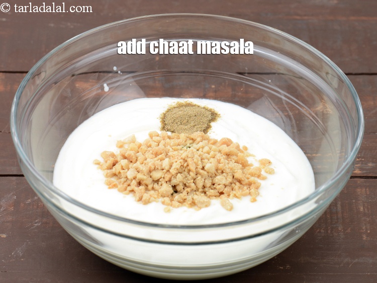 स्टेप 10 – १/४ टी-स्पून&nbsp;<a href=""https://www.tarladalal.com/glossary-chaat-masala-hindi-300i"">चाट मसाला</a>&nbsp;&nbsp;डालें&nbsp;।