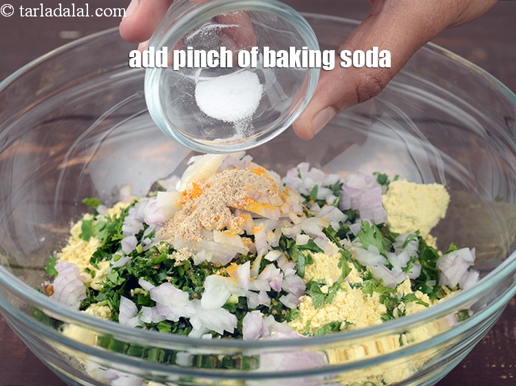 स्टेप 10 – एक चुटकी <a href=""https://www.tarladalal.com/glossary-baking-soda-soda-bi-carb-hindi-615i"">बेकिंग सोडा</a> डालें।