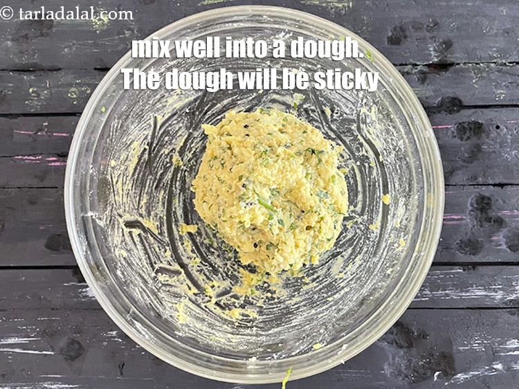 स्टेप 11 – अच्छी तरह मिला कर आटा गूथ लीजिये।बेसन होने के कारण …