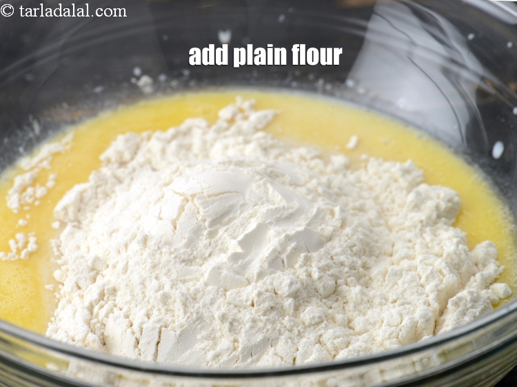 स्टेप 10 – १ कप&amp;nbsp;&lt;a href=&quot;&quot;https://www.tarladalal.com/glossary-plain-flour-maida-hindi-188i&quot;&quot;&gt;मैदा&lt;/a&gt;&amp;nbsp;डालें।&amp;nbsp;&amp;nbsp;