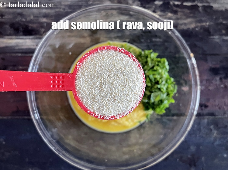 स्टेप 13 – २ टेबल-स्पून&nbsp;<a href=""https://www.tarladalal.com/glossary-semolina-sooji-rava-rawa-hindi-603i"">सूजी</a>&nbsp;<span style=""font-size:11.0pt""><span style=""background-color:white""><span style=""font-family:&quot;Nirmala UI&quot;,sans-serif""><span style=""color:black"">डालें।</span></span></span></span>