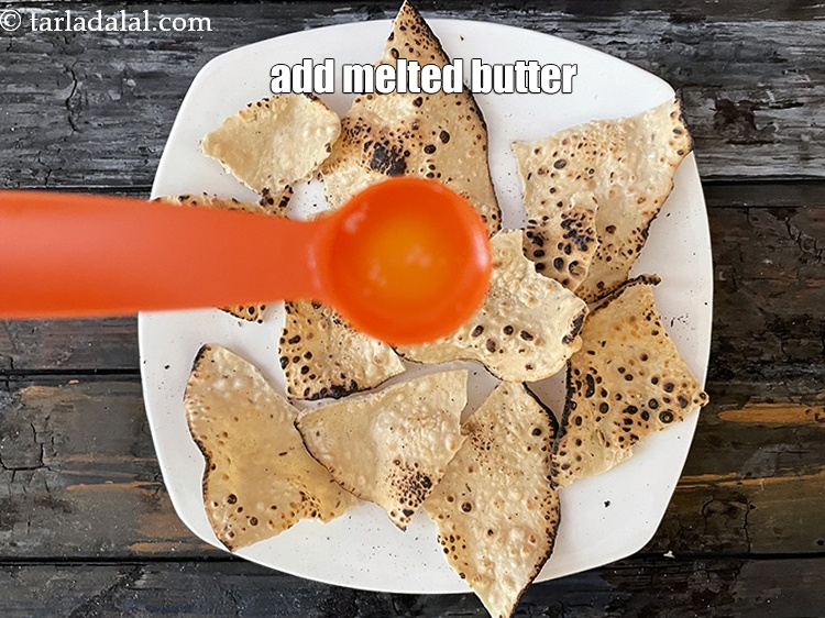 स्टेप 10 – पिघला हुआ मक्खन डालें। हमने प्रति पापड़ 1 1/2 चम्मच …