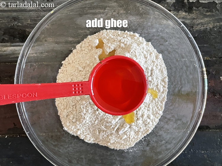 स्टेप 10 – १ टेबल-स्पून&nbsp;<a href=""https://www.tarladalal.com/glossary-ghee-hindi-245i"">घी</a>&nbsp;डालें।&nbsp;&nbsp;