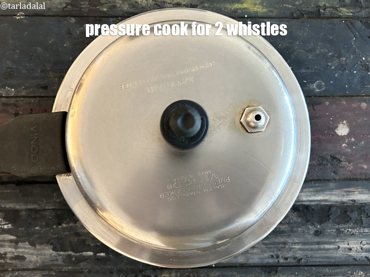 स्टेप 10 – 2 सीटी आने तक प्रेशर कुक करें।