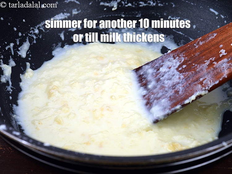 स्टेप 10 – अगले 10 मिनट तक या दूध के गाढ़ा होने तक …