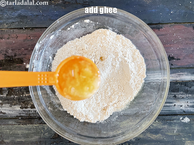 स्टेप 11 – १ टी-स्पून&nbsp;पिघला हुआ&nbsp;<a href=""https://www.tarladalal.com/glossary-ghee-hindi-245i"">घी</a>&nbsp;डालें।