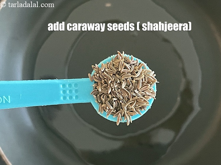स्टेप 16 – १/२ टी-स्पून&nbsp;<a href=""https://www.tarladalal.com/glossary-caraway-seeds-shahjeera-hindi-261i"">शाहजीरा</a>&nbsp;डालें।