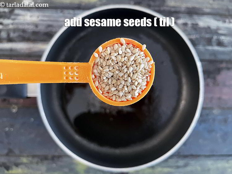 स्टेप 10 – २ टी-स्पून&nbsp;<a href=""https://www.tarladalal.com/glossary-sesame-seeds-til-gingelly-seeds-hindi-612i"">तिल</a>&nbsp;डालें।