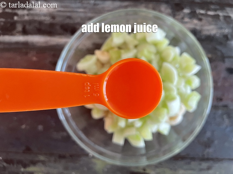 स्टेप 10 – <p>२ टी-स्पून&nbsp;<a href="">नींबू का रस</a>&nbsp;डालें। केले ऑक्सीकरण के लिए प्रवण …