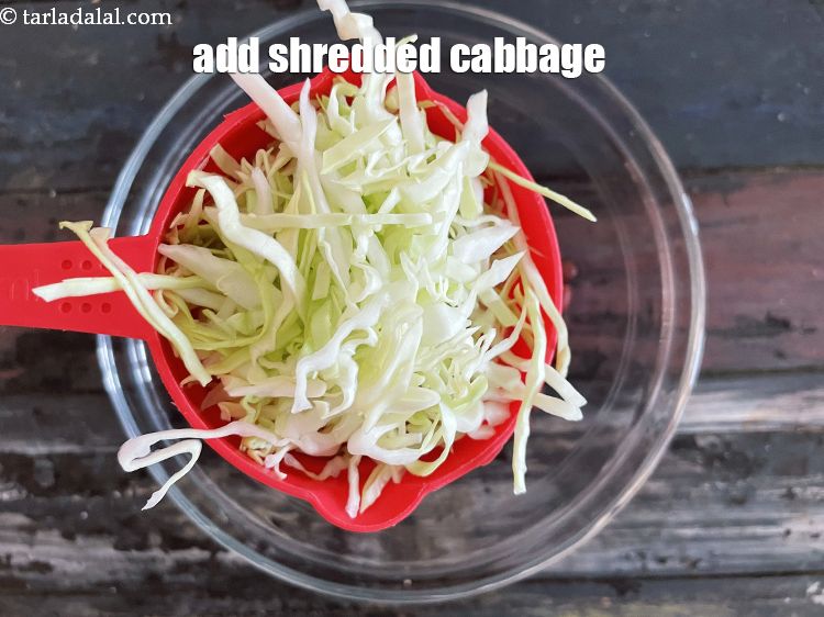 स्टेप 20 – १ १/२ कप&nbsp;<a href=""https://www.tarladalal.com/glossary-shredded-cabbage-hindi-763i"">कटी पत्तागोभी</a>&nbsp;डालें।