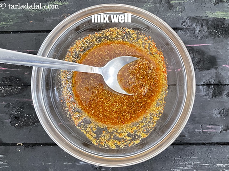 स्टेप 8 – एक छोटे चम्मच की मदद से अच्छी तरह से मिलाएं …