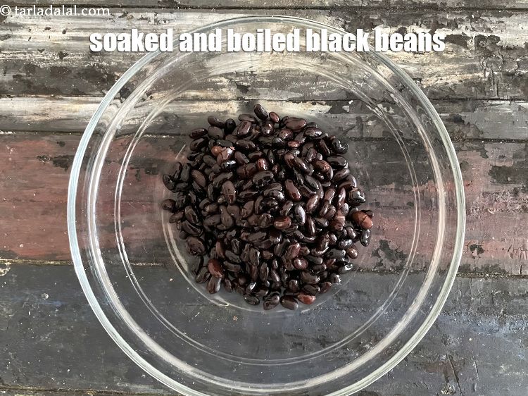 Step 31 – In a bowl keep&nbsp;1 cup&nbsp;soaked and&nbsp;<a href="glossary-boiled-black-beans-2194i">boiled black beans</a>.
