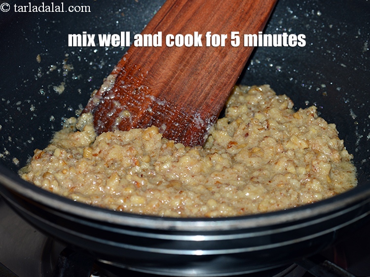स्टेप 10 – अच्छी तरह मिलाएं और धीमी आंच पर लगातार हिलाते हुए …