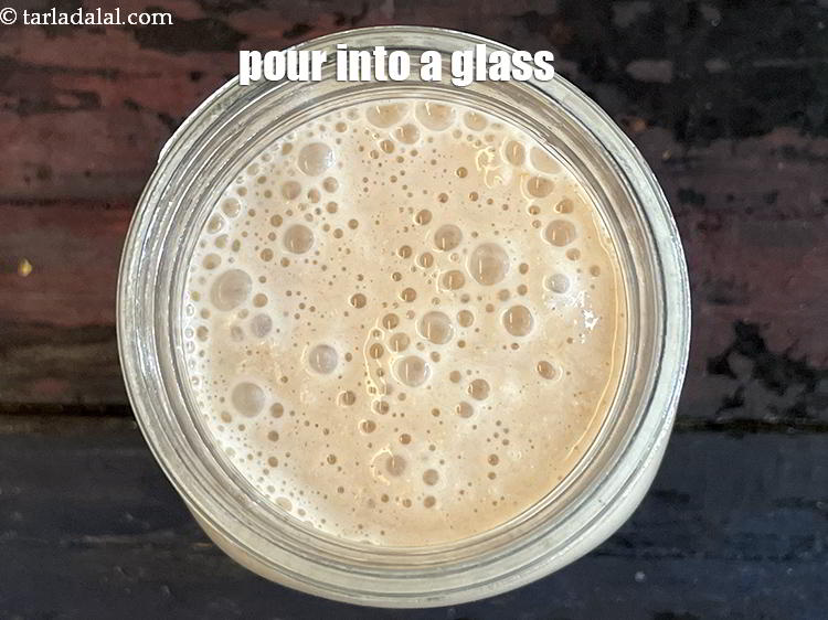 स्टेप 10 – एक लम्बे गिलास में&nbsp;<strong>इससे 2 गिलास बनाना ओट्स स्मूदी</strong>&nbsp;बन जाएगा …