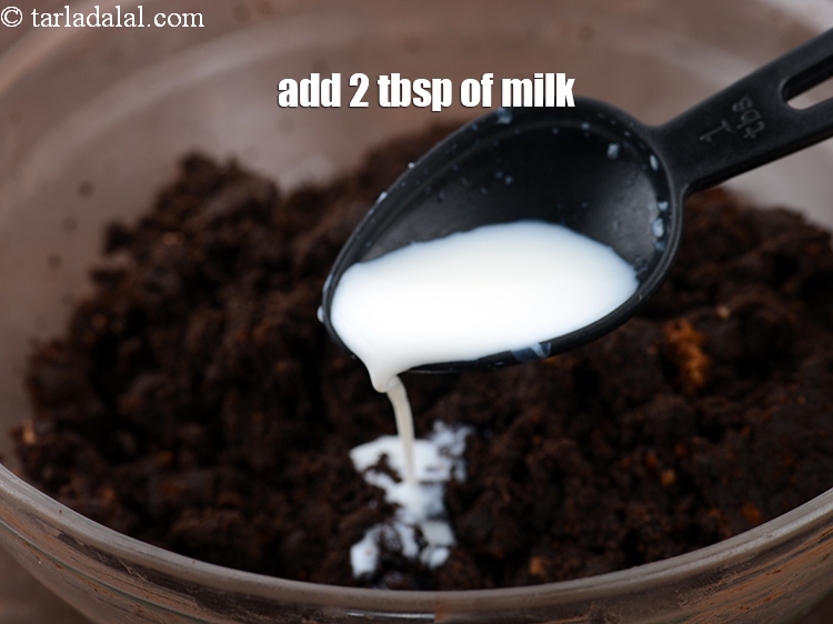 Step 10 – Add 2&nbsp;tbsp of milk. You can adjust the milk proportion depending upon the mixture.