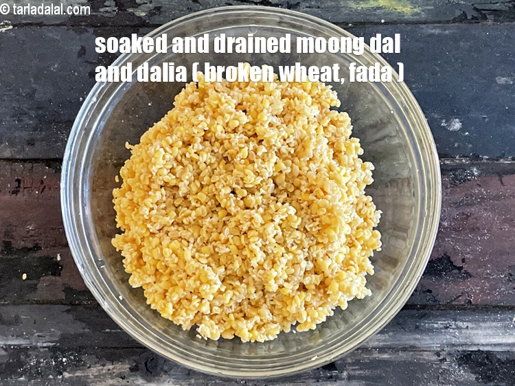 स्टेप 10 – मूंग दाल और दलिया भिगोकर निथार हुआ।