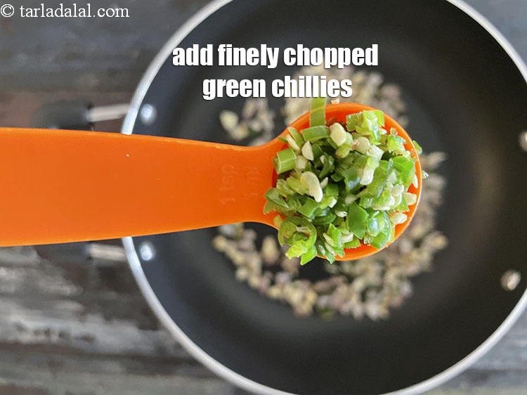 स्टेप 20 – १ टी-स्पून&nbsp;बारीक&nbsp;<a href=""https://www.tarladalal.com/glossary-chopped-green-chilli-hindi-820i"">कटी हरी मिर्च</a>&nbsp;डालें।&nbsp;&nbsp;