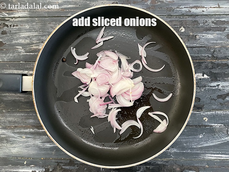 स्टेप 10 – १/२ कप&nbsp;<a href=""https://www.tarladalal.com/glossary-sliced-onions-hindi-745i"">कटा हुआ प्याज</a>&nbsp;<span style=""font-size:11pt""><span style=""font-family:Calibri,sans-serif""><span style=""background-color:white""><span style=""font-family:&quot;Nirmala UI&quot;,sans-serif""><span …