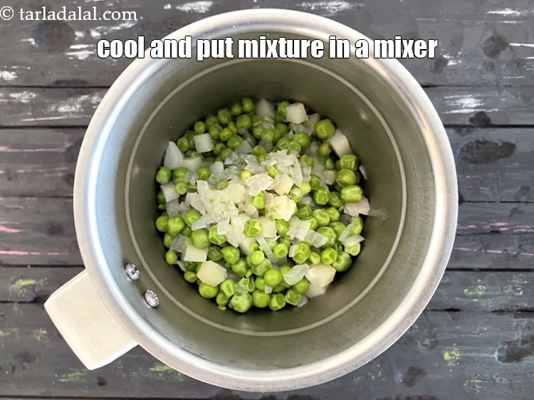 स्टेप 10 – मिश्रण को पूरी तरह ठंडा होने दें और मिक्सर में …