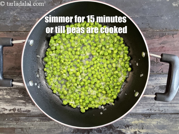 स्टेप 12 – 15 मिनट तक या मटर के पकने तक धीमी आंच …