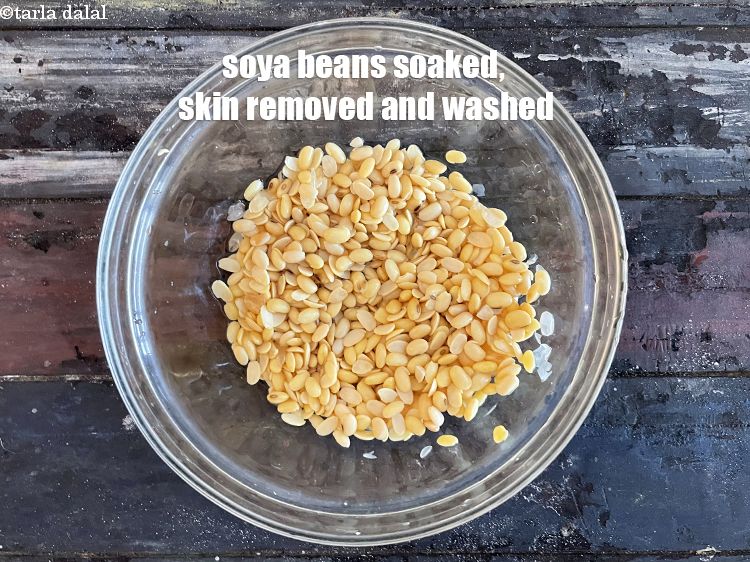 स्टेप 11 – एक तरफ रख दें&nbsp;।&nbsp;<strong>सोयाबीन को भिगोकर, छिलका हटाकर धो लें</strong>&nbsp;।&nbsp;<u><em>1/2 …