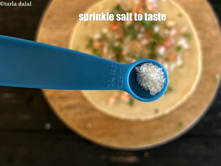 स्टेप 17 – थोड़ा नमक डालें।
