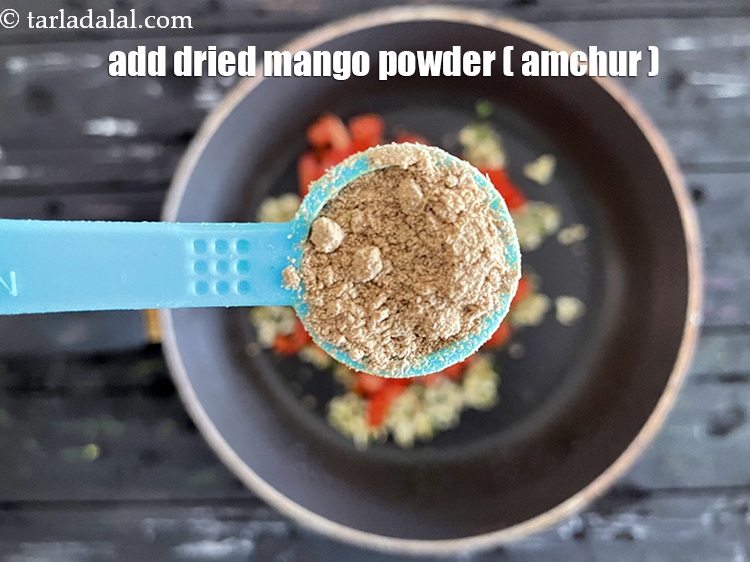 स्टेप 17 – १/२ टी-स्पून&nbsp;<a href=""https://www.tarladalal.com/glossary-dried-mango-powder-amchur-powder-hindi-148i"">अमचूर पाउडर</a>&nbsp;डालें।