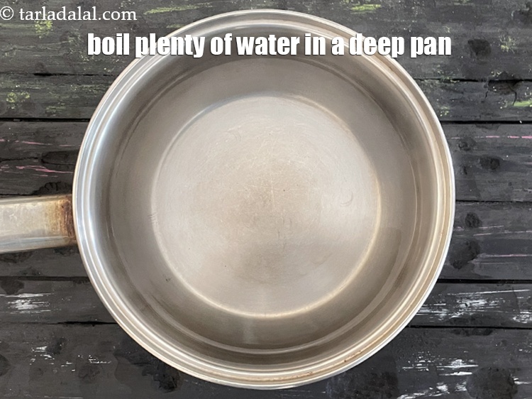 Step 4 – <meta charset="UTF-8" />Boil plenty of water in a deep pan.&nbsp;