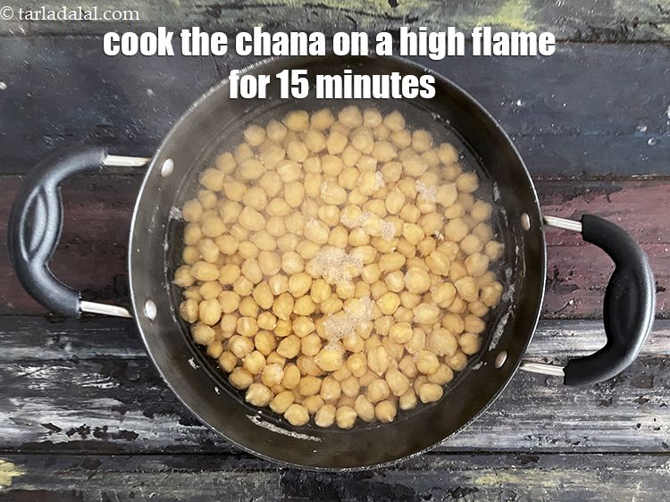 Step 10 – Cook the kabuli chana on a high flame for 15 minutes.