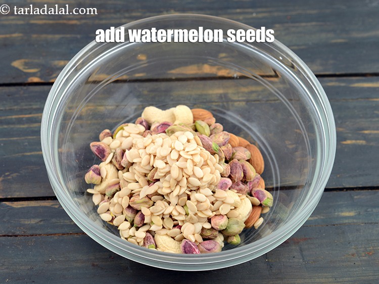 स्टेप 10 – २ टेबल-स्पून <a href=""https://www.tarladalal.com/glossary-melon-seeds-hindi-77i"">खरबूजे के बीज</a> डालें।