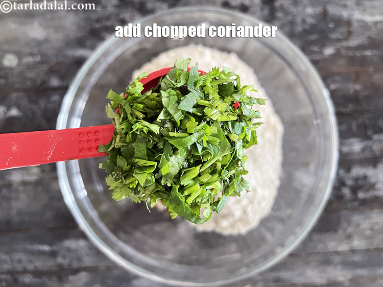 स्टेप 14 – १ टेबल-स्पून <a href=""https://www.tarladalal.com/glossary-chopped-coriander-hindi-783i"">कटा हुआ हरा धनिया</a> डालें।