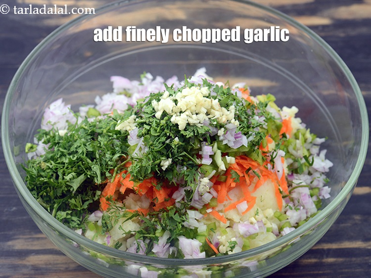 स्टेप 10 – 1 टीस्पून बारीक कटा लहसुन डालें।