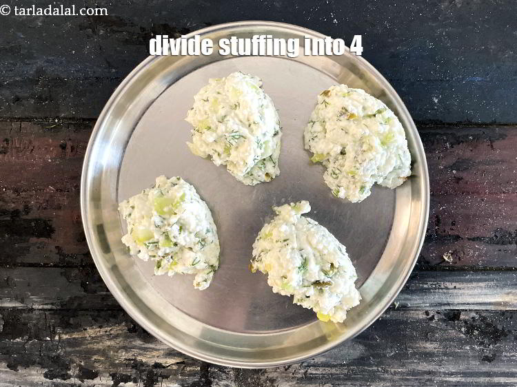 Step 10 – Divide the topping into 4 equal portions and keep aside.