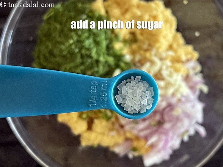 स्टेप 15 – एक चुटकी चीनी डालें।