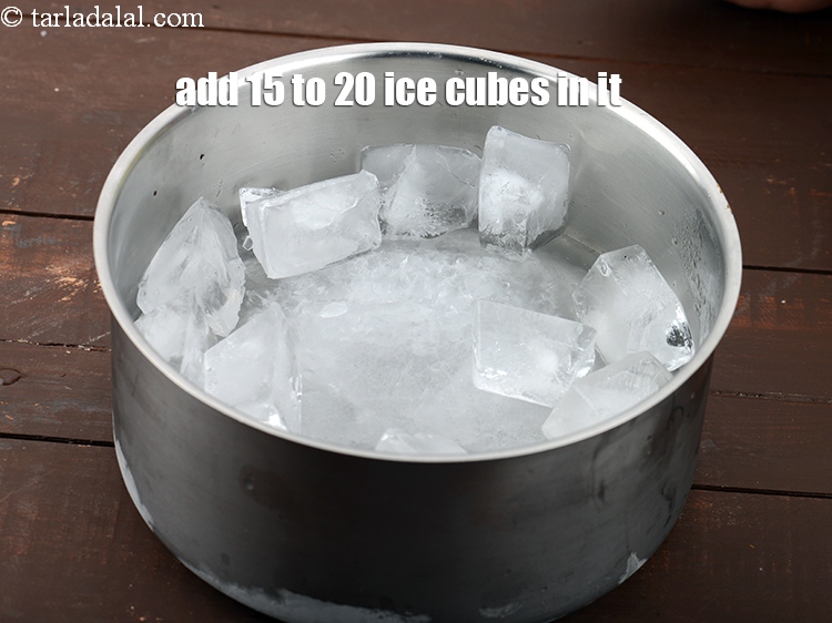 स्टेप 10 – <p>इसमें 15 से 20 बर्फ के टुकड़े डाल दीजिए।</p>