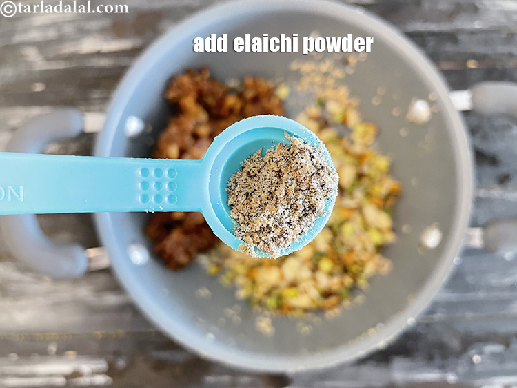 स्टेप 13 – एलियाची पाउडर डालें।