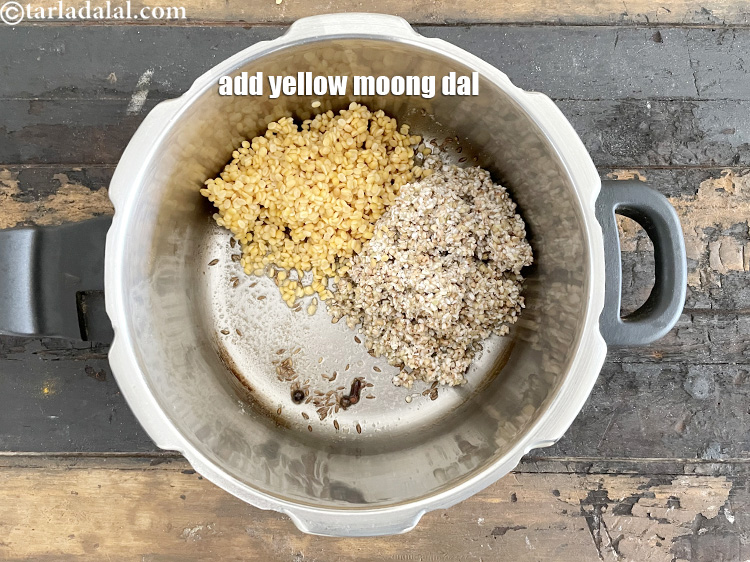 स्टेप 23 – १/२ कप&nbsp;<a href=""https://www.tarladalal.com/glossary-yellow-moong-dal-split-yellow-gram-peeli-moong-dal-hindi-488i"">पीले मूंग की दाल</a>&nbsp;, धोकर छानी हुई डालें।&nbsp;&nbsp;<strong>ऊपर …