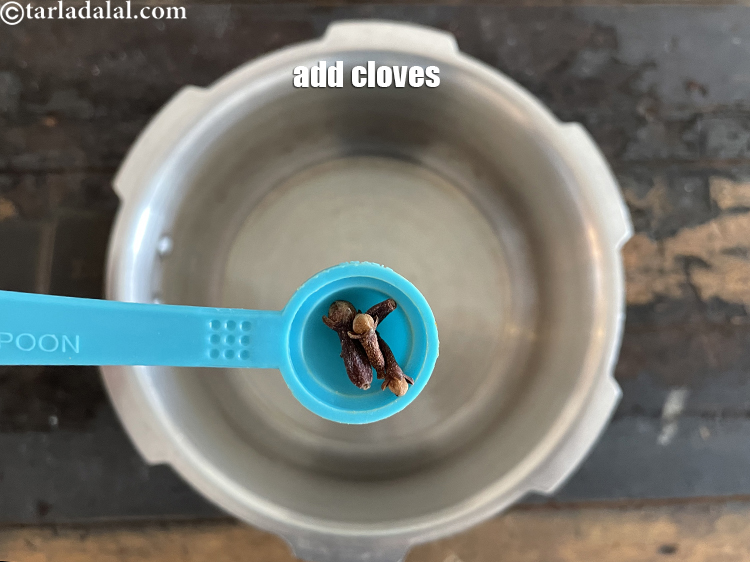 स्टेप 20 – ४ <a href=""https://www.tarladalal.com/glossary-cloves-hindi-322i"">लौंग</a> डालें।