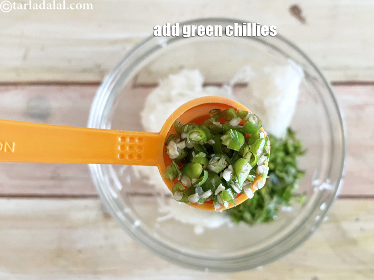 स्टेप 30 – १ १/२ टेबल स्पून <a href=""https://www.tarladalal.com/glossary-chopped-green-chilli-hindi-820i"">बारीक कटी हुई हरी मिर्च</a> …